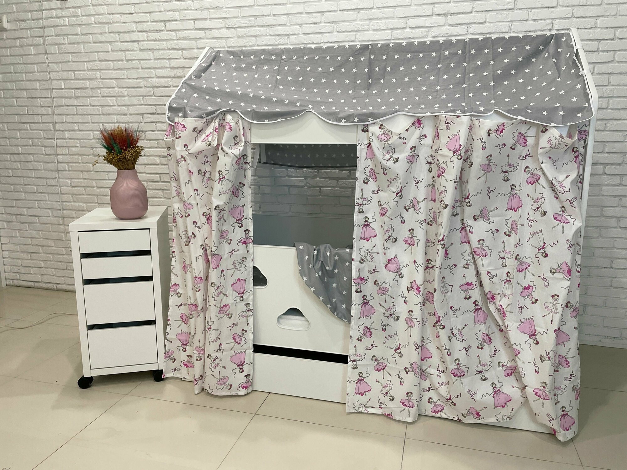 Балдахин с крышей и шторками на детскую кроватку домик, поплин, 100% хлопок, цвет серый с принцессами - фотография № 5