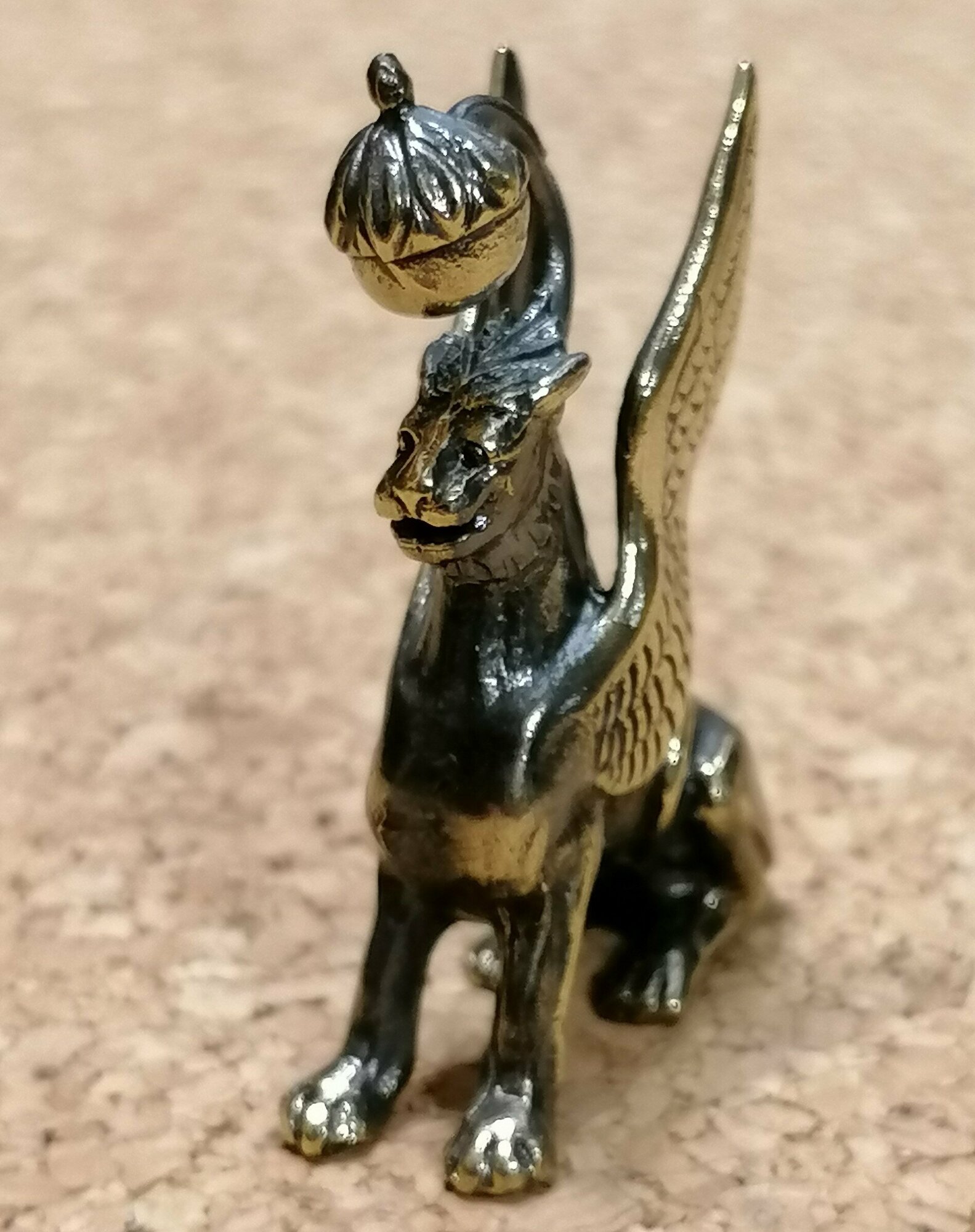 Фигурка Грифон рельефный 5 см. с фонарем — фото 1