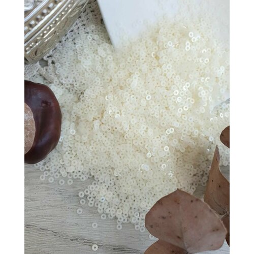 Пайетки круглые 2 мм, плоские #1024. Упаковка 2 грамма. Италия