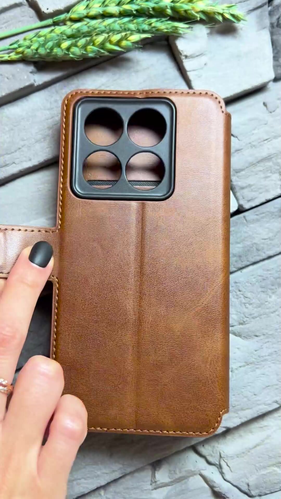 Чехол книжка для Xiaomi 14T Pro кожаный с магнитной застежкой / Сяоми 14Т Про с хлястиком, с функцией подставки, коричневый — фото 1