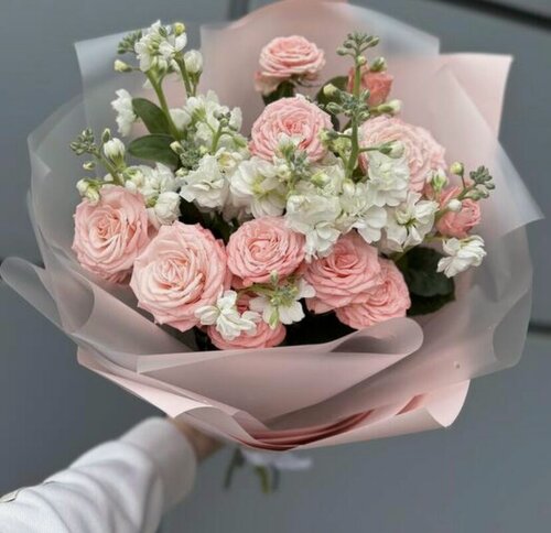 Изображение товара Букет живых цветов, роза кустовая пионовидная 4 шт, маттиола кустовая 3 шт. NURA FLOWERS 7 шт, высота 45 см.