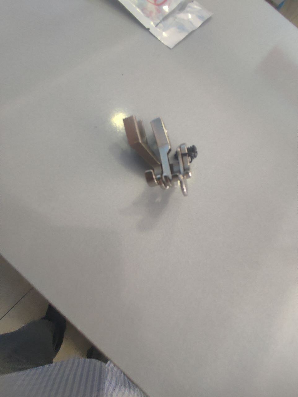 Лапка с фиксатором для отстрочки 1/4 (0.6) для шагающей машины — фото 1