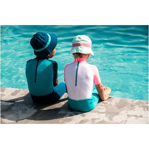 фото Комбинезон для плавания солнцезащитный детский с короткими рукавами, размер: 3, цвет: бензиново-синий/персидский зеленый nabaiji х декатлон decathlon