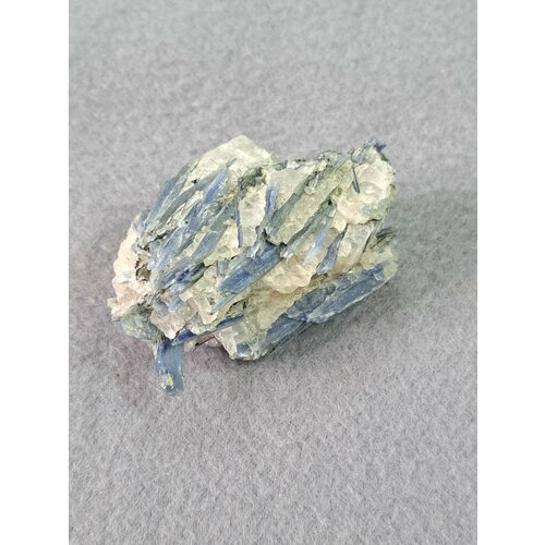 Кианит, сросток кристаллов