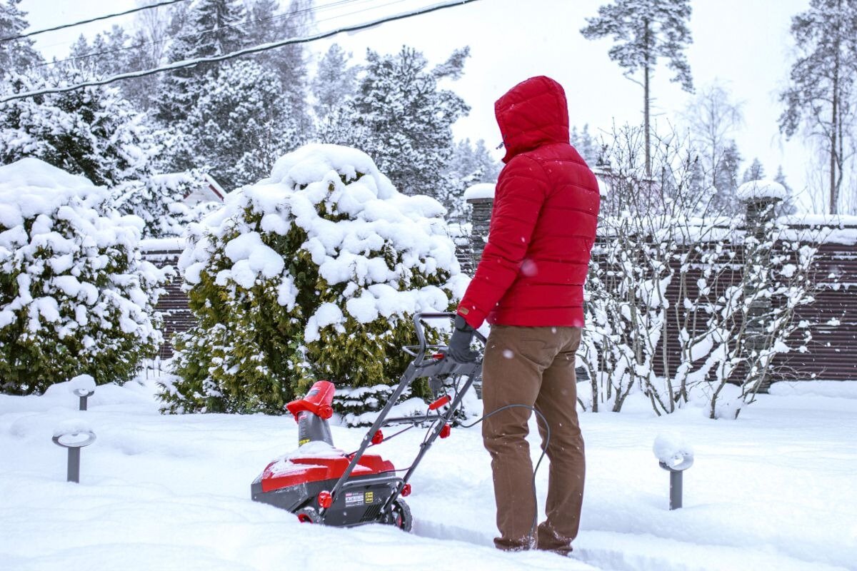 Снегоуборщик Hammer SNOWBULL2000E электрический 2000Вт, шир.захв 50см выс.захв.25см - фотография № 12