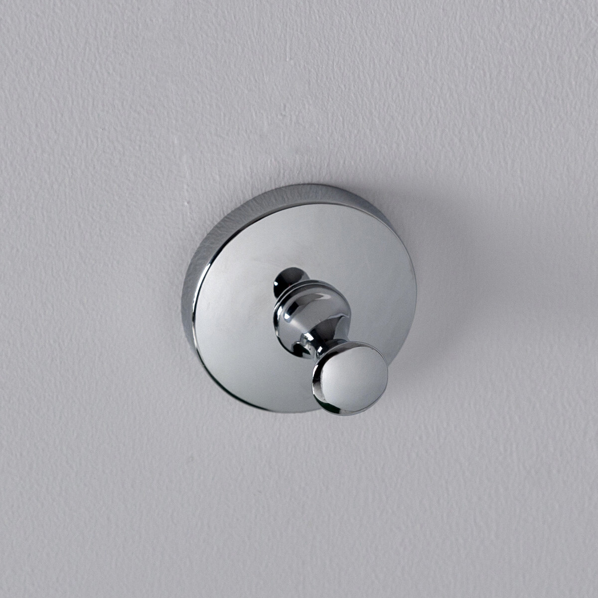 Крючок для полотенец настенный металлический на шурупах Pulse VERRAN