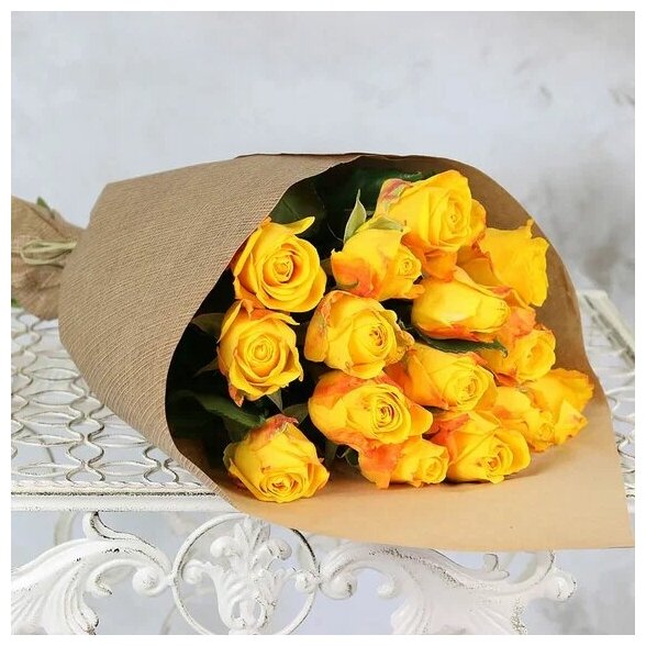 Букет живых цветов из 15 желтых роз 40см. в крафте