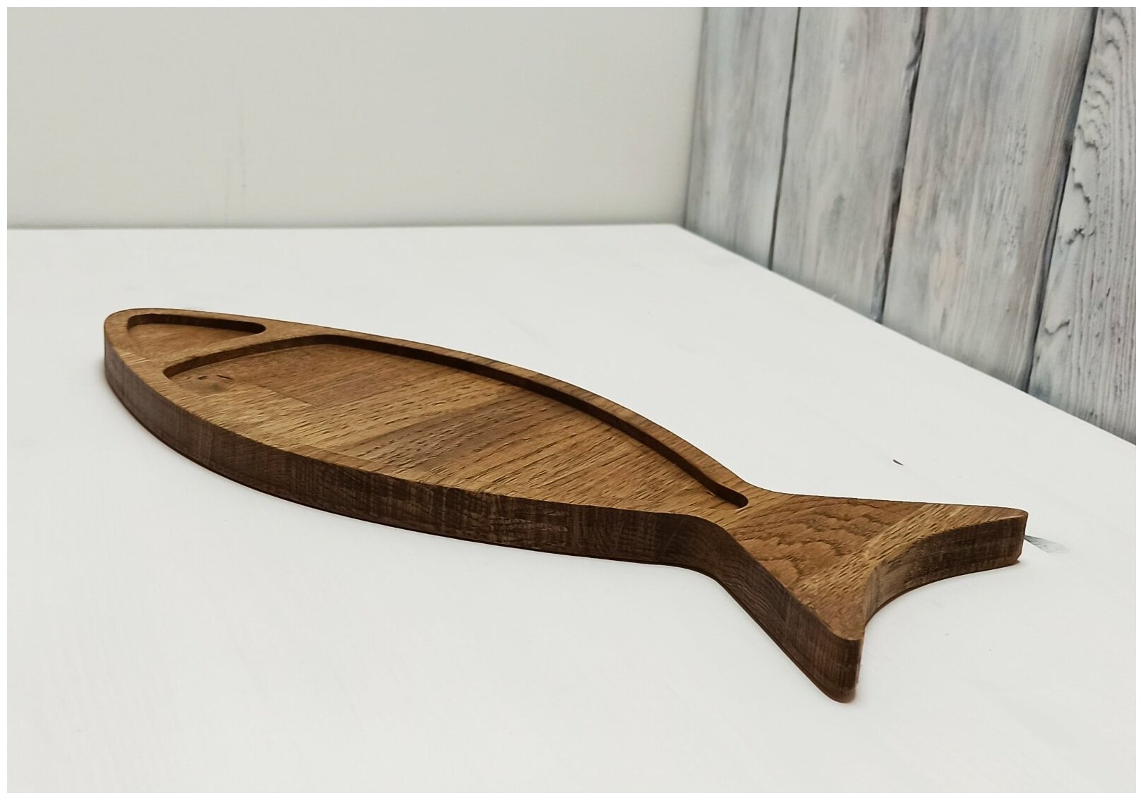 Доска в виде рыбы для подачи