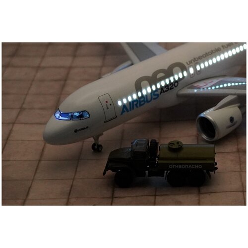 Модель пассажирского самолёта Аэробус А320 NEO. С освещением салона, масштаб 1:80, длина 47 см.