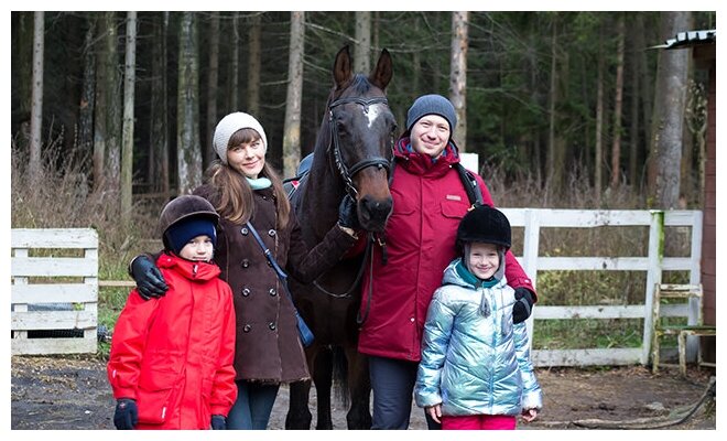 Сертификат Экскурсия в мир лошадей и мастер-класс для 2 взрослых и 2 детей (Московская область)