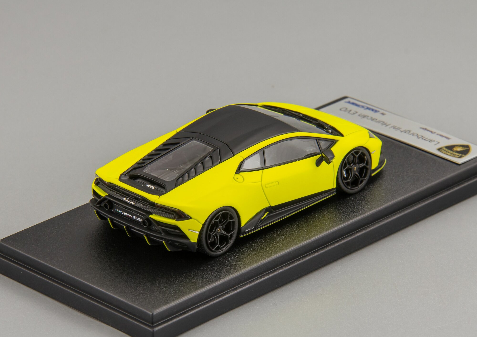 Масштабная модель Lamborghini Huracan Evo Fluo Capsule — фото 1