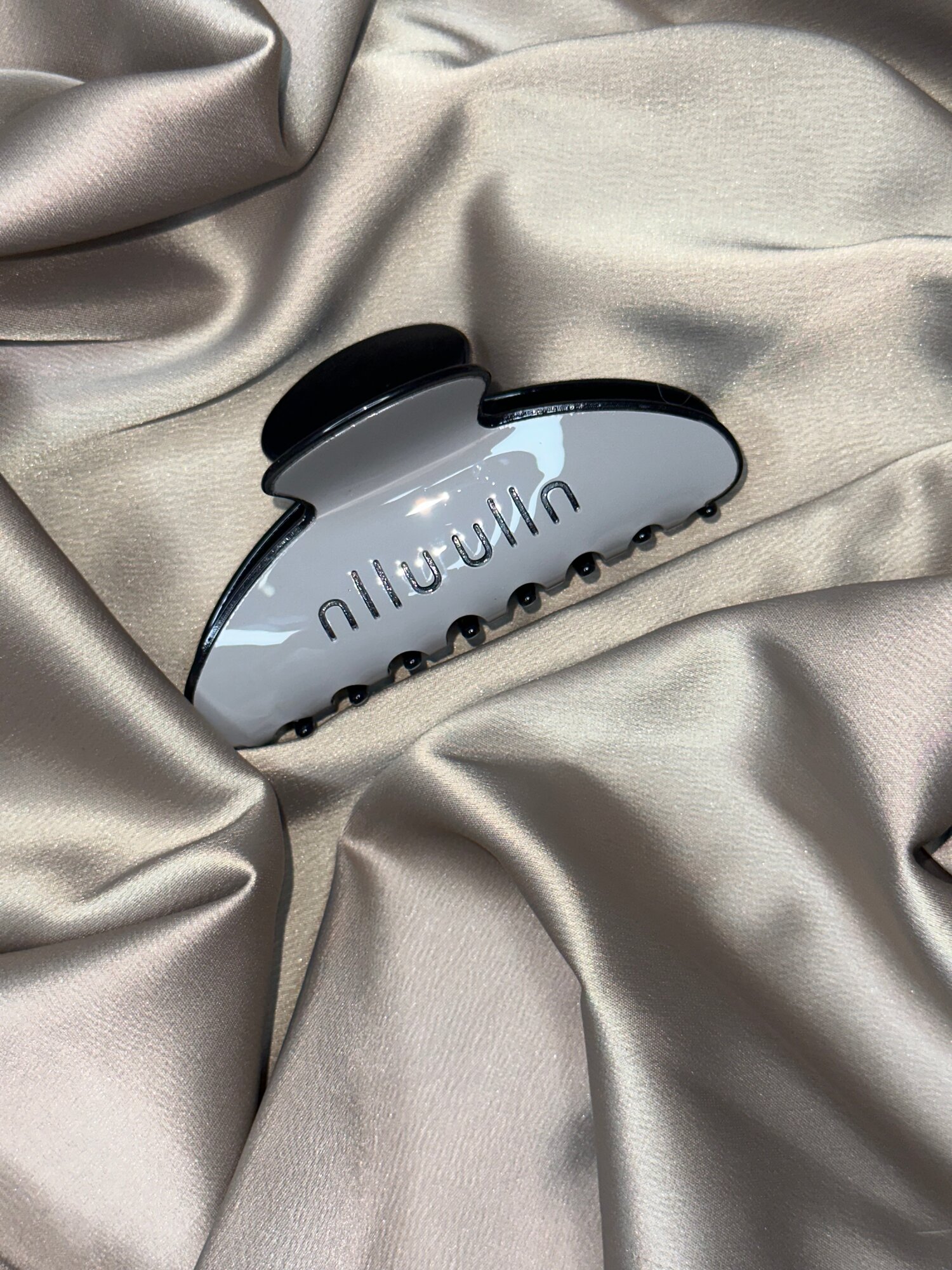 Корейская , модная , стильная заколка MIO MIO, цвет светло серый , подходит для длинных и коротких волос