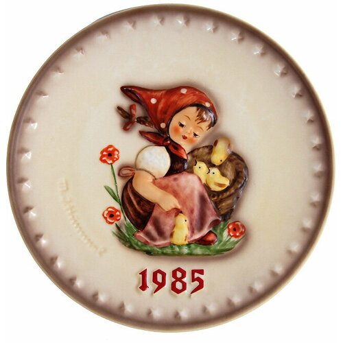 Декоративная тарелка "Девочка с цыплятами" 1985. Фарфор, роспись. Гебель, Германия, 1973 год