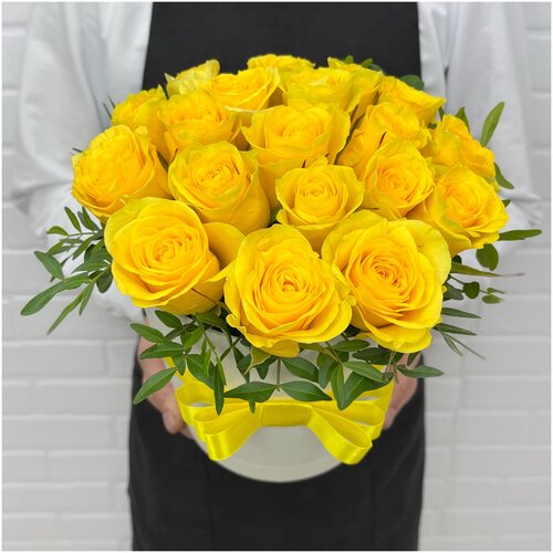 Розы желтые 19шт в коробке Flowerstorg N248