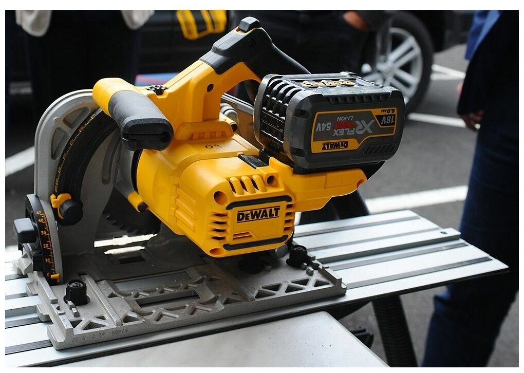 Пила дисковая акк. DeWalt DCS 520 NT - фотография № 7