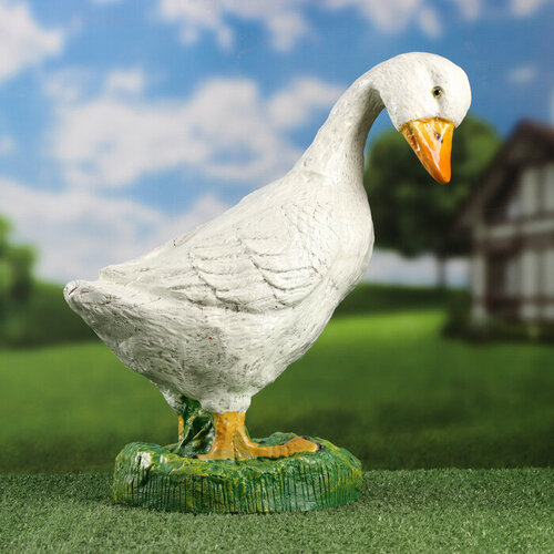 Садовая фигура Гусь большой на подставке 38х33см 2587₽