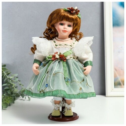 Кукла коллекционная керамика Агата в бело-зелёном платье и с цветами в волосах 30 см
