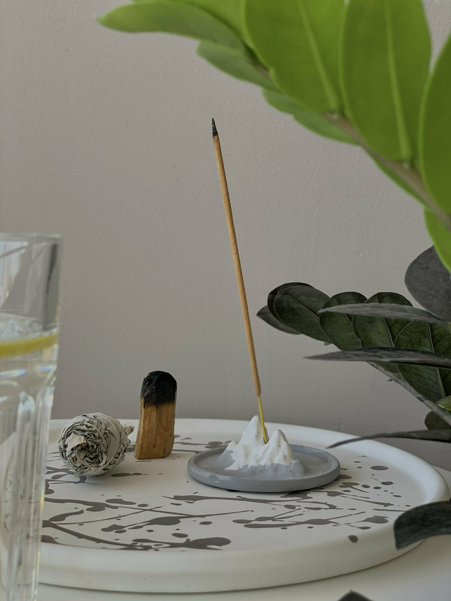 фото Подставка для благовоний "Горы" серо-белая/Ароматы для дома/Ароматерапия/Подставка под благовония гипс.
