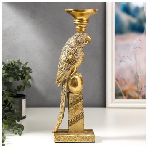 фото Сувенир полистоун подсвечник "попугай на шаре с листьями на крыльях" золото 36,5х11х9 см 5372921 сима-ленд