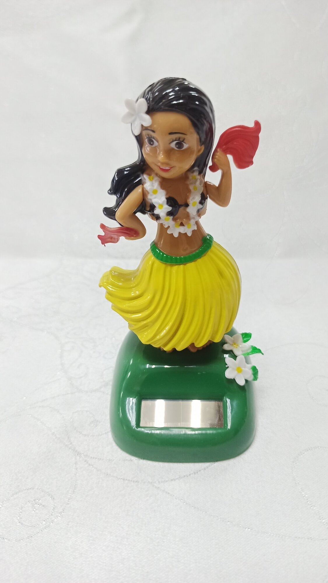 Игрушка на панель автомобиля "Гавайская девушка", на солнечной батарее, фиолетовый, тип B - фотография № 1