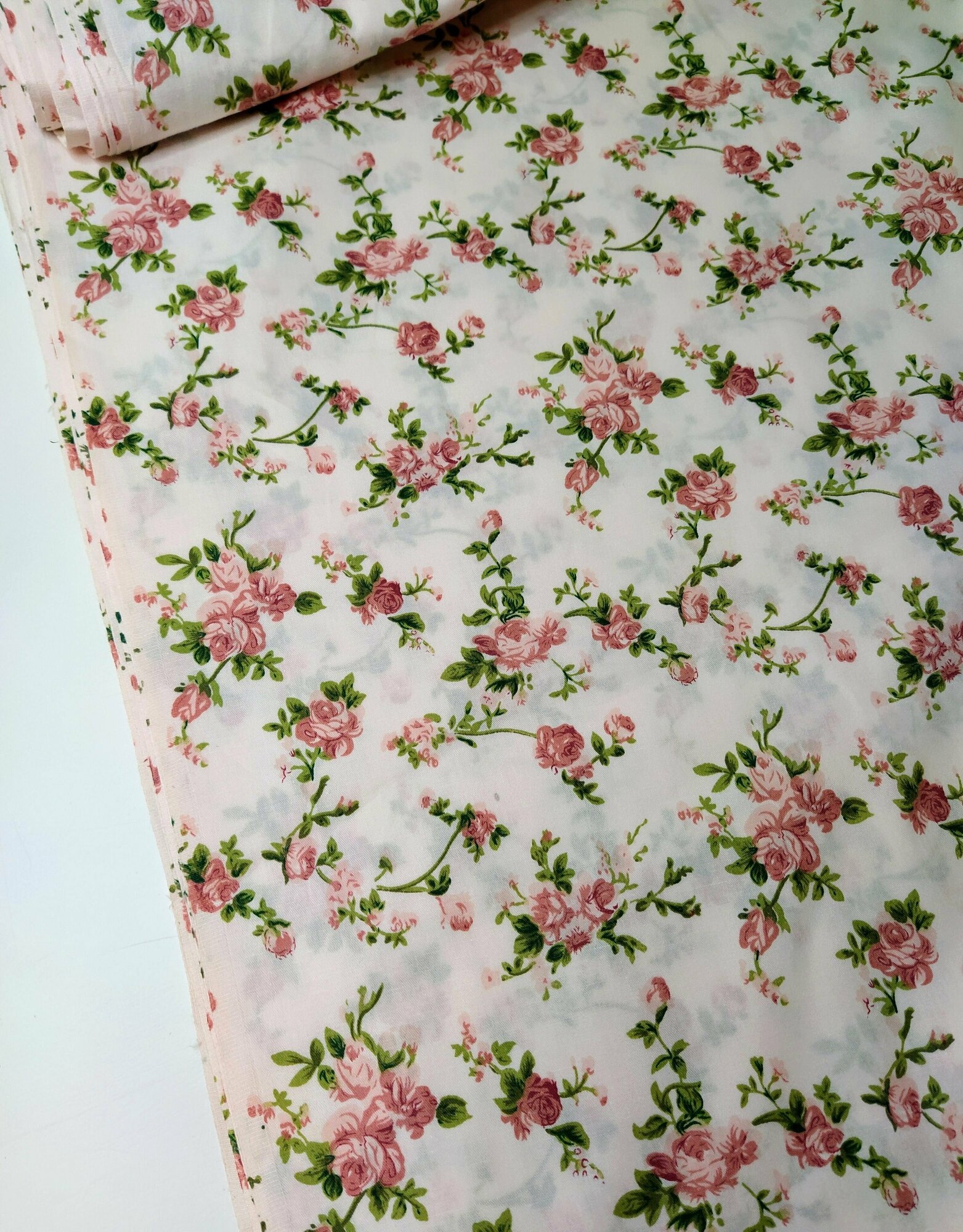 фото Ткань Сатин. 100% хлопок, Китай. Цветы розы на бледно-розовом, ширина 160 см, 1 метр