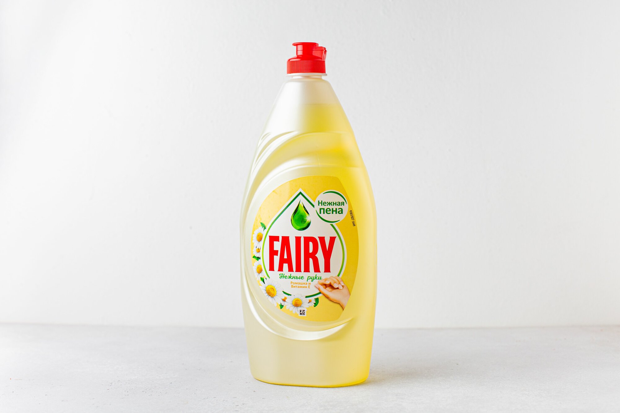 Средство для мытья посуды Fairy Нежные руки Ромашка и витамин E, 450 мл