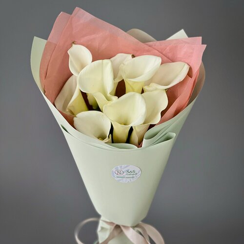 Изображение товара Букет из 9 белых калл в стильной упаковке. «365 Поводов» - живые цветы с доставкой