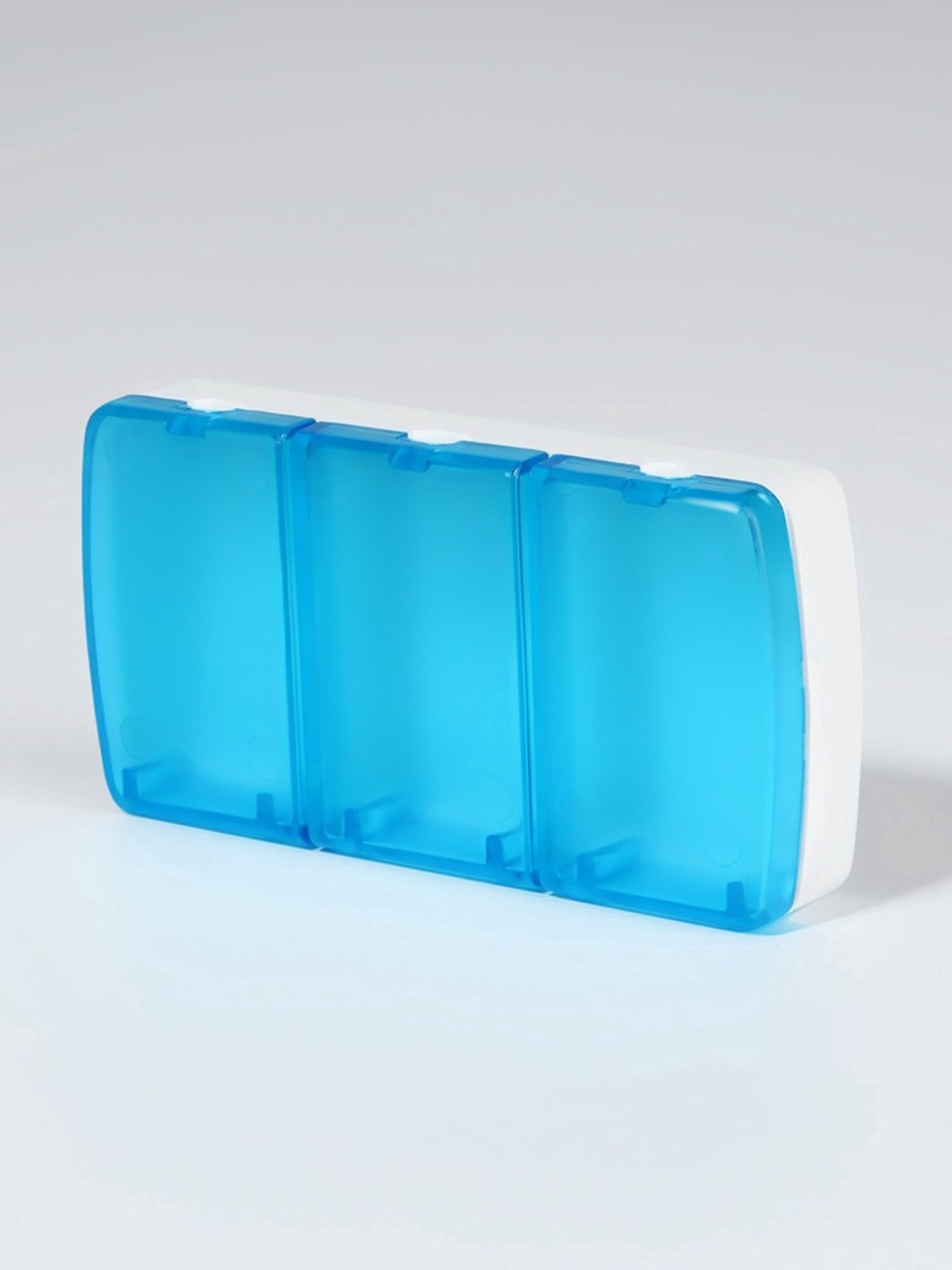 Изображение Таблетница ONLITOP, пластиковая, 3 отделения, 9,5 × 4,8 × 1,8 см, голубая, белая