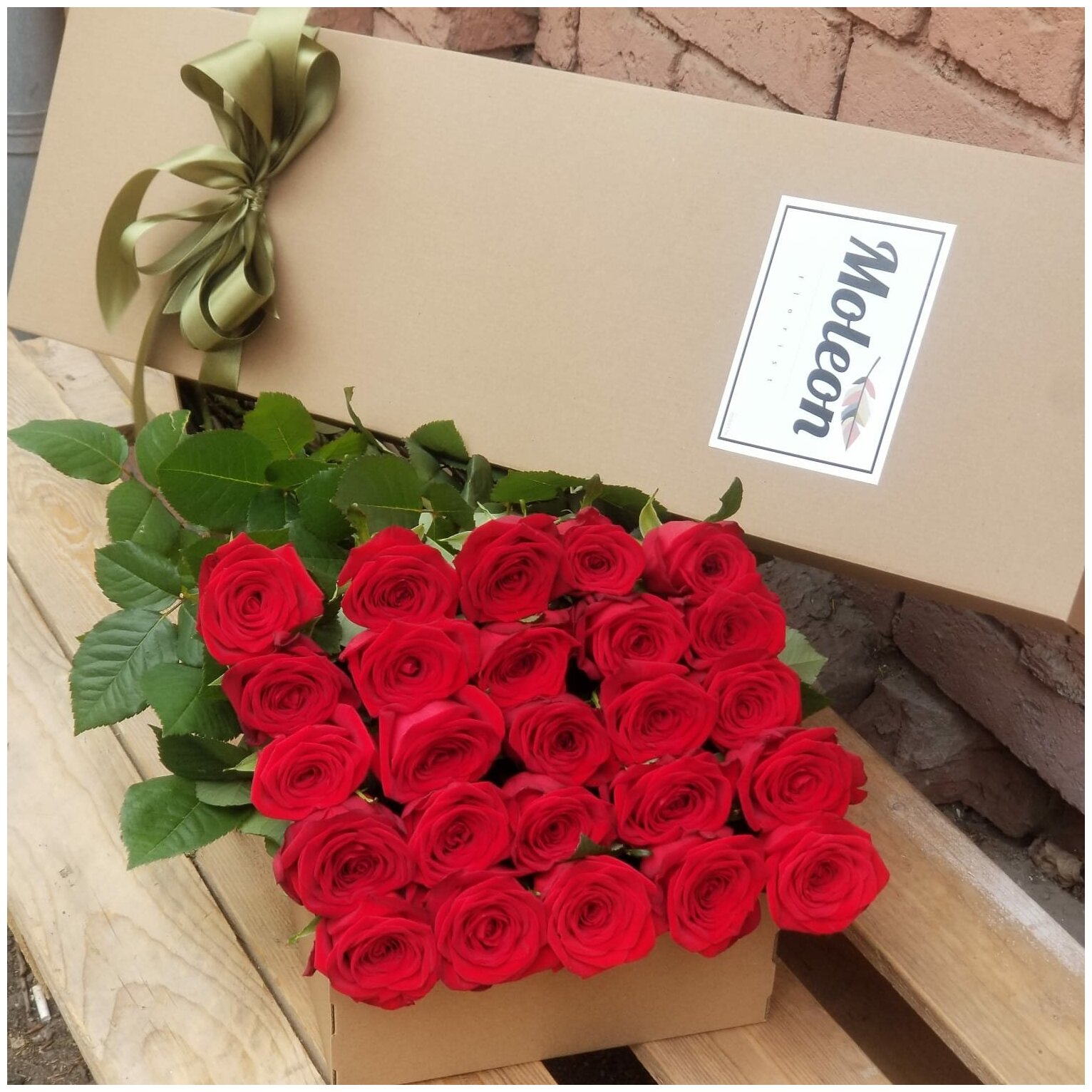 Розы в крафт коробке 25 шт 50 см красные - Просто роза ру