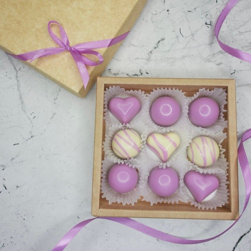 Шоколадные конфеты ручной работы Сирень от Alice Chocolate в подарочной коробке, 9 штук - фотография № 5