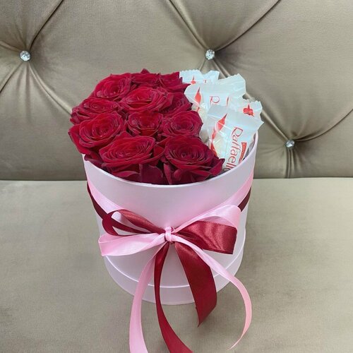 Розовая коробка с розами и рафаэлло