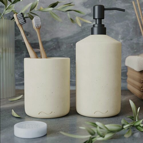 Изображение товара Набор для ванной комнаты Astrid 03 (стакан для щеток, дозатор для жидкого мыла с черной помпой), бетон, кремовый матовый