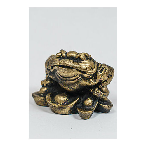 Статуэтка Фэн-Шуй жаба денежная с золотистым покрытием (гипсобетон, высота 4,5 см.), 1 шт.