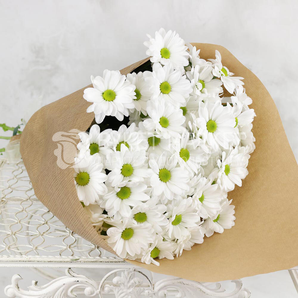 Монобукет Букет Маркет из 9 хризантем в крафтовой бумаге 60 см белый