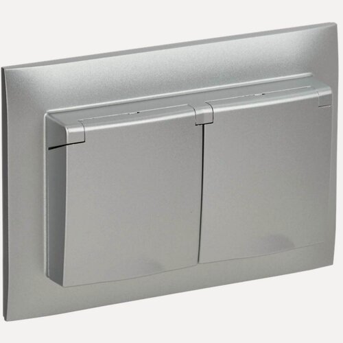 Изображение товара Розетка IEK SKANDY двухместная с заземлением, шторками и крышкой 16А в сборе IP44 SK-R12S серебряный SK-R26-16-44-K23-F