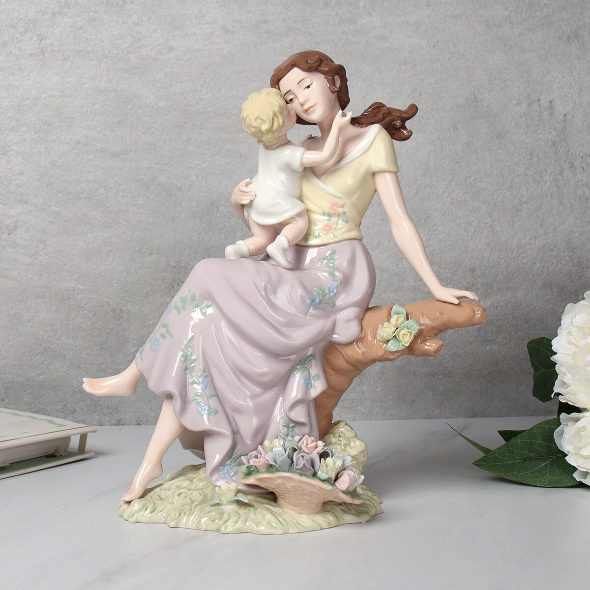 фото Статуэтка фарфоровая Мама с малышом 27 см