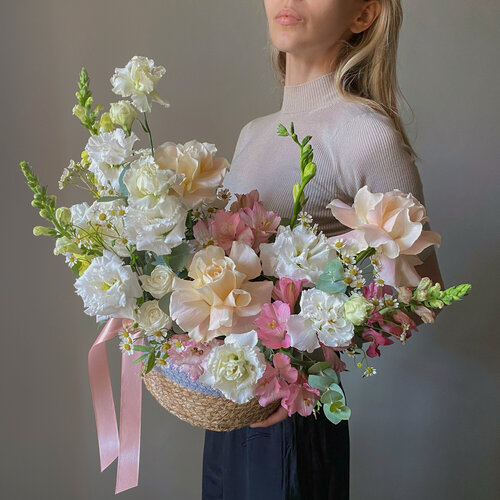 Изображение товара Пышная корзина с французскими розами и эустомой в авторском исполнении, Veresk229