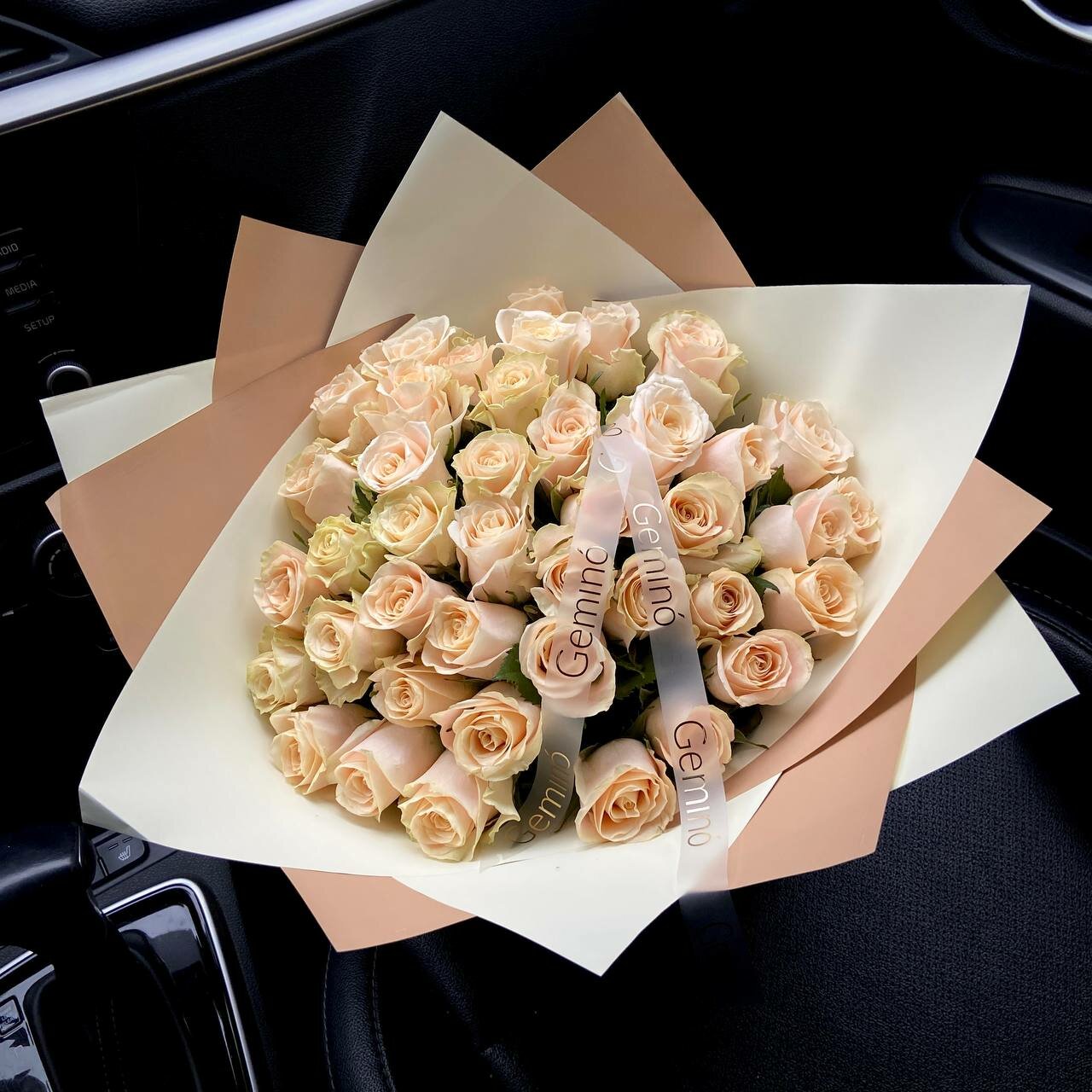 Букет кремовых роз Charmant 41 цветок элегантный и изысканный