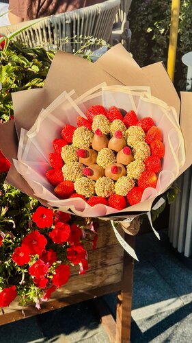Изображение товара Букет из клубники в бельгийском шоколаде «ChocoCharm» (36 ягод)