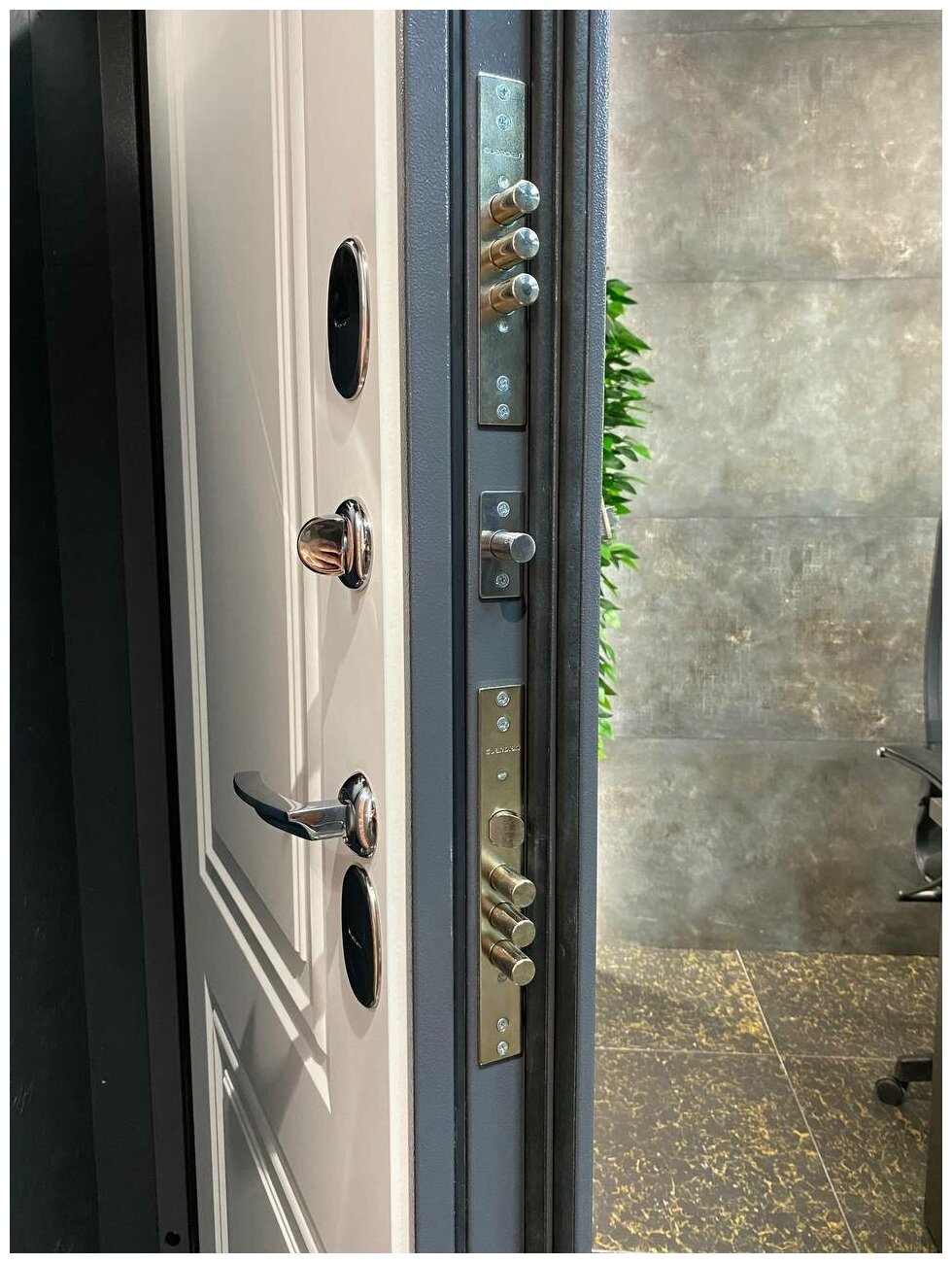 Входная металлическая дверь для дома с терморазрывом ATLANTIK с внутренней панелью 27 белая эмаль RAL 9003, размер по коробке 880х2050, правая - фотография № 4
