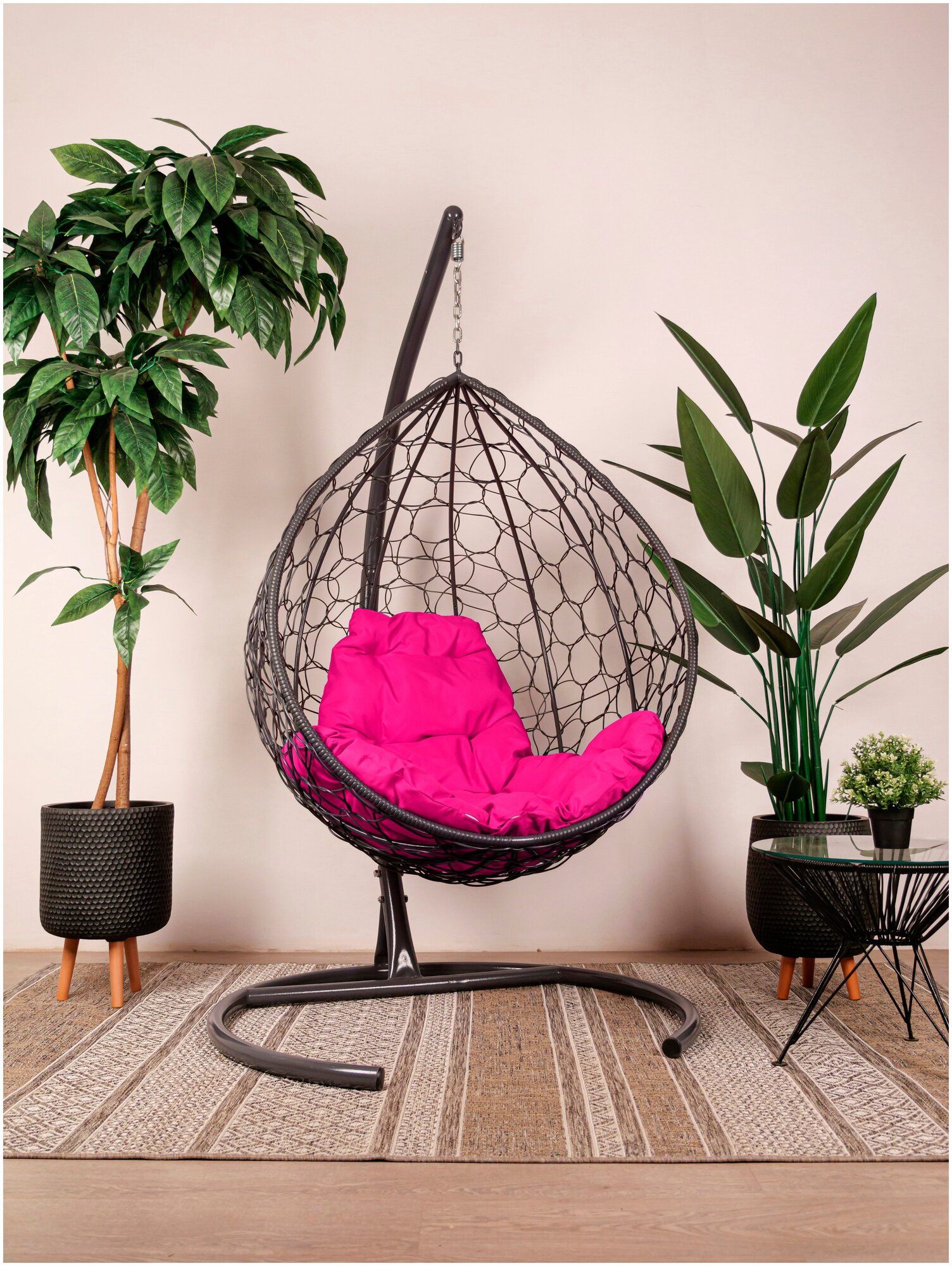 Подвесное кресло капля с ротангом серое, розовая подушка