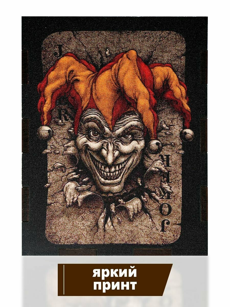 Футляр для игральных карт Дама Пик "Джокер в колпаке", дерево, внутренние размеры 92 на 67мм — фото 1