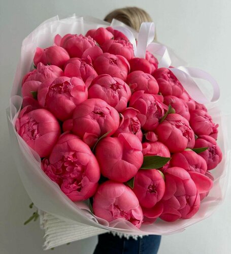 Изображение товара Пышный букет из свежих пионов "Корал Шарм" 29 шт. от FlowersGo