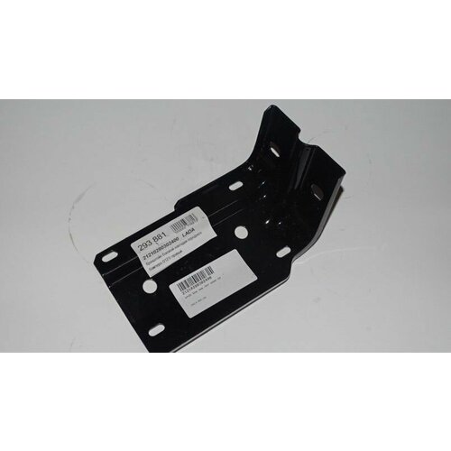 Кронштейн боковой накладки переднего бампера 2121 правый 358₽