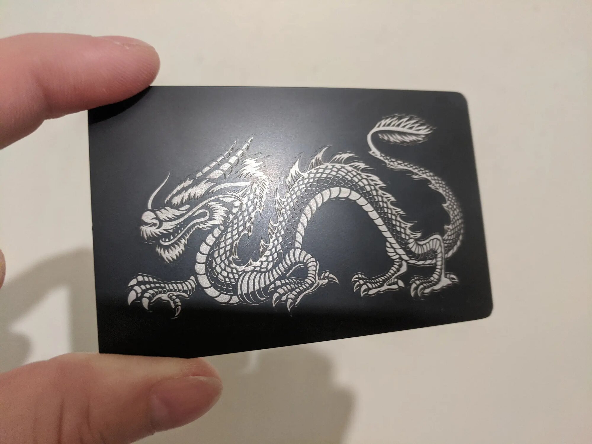 Умная электронная визитка на NFC-карте из металла (White Dragon) с бесплатной виртуальной картой