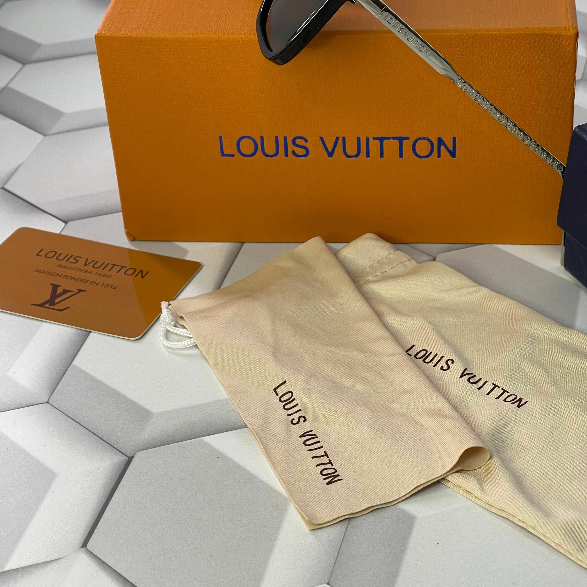 Солнцезащитные очки Louis Vuitton