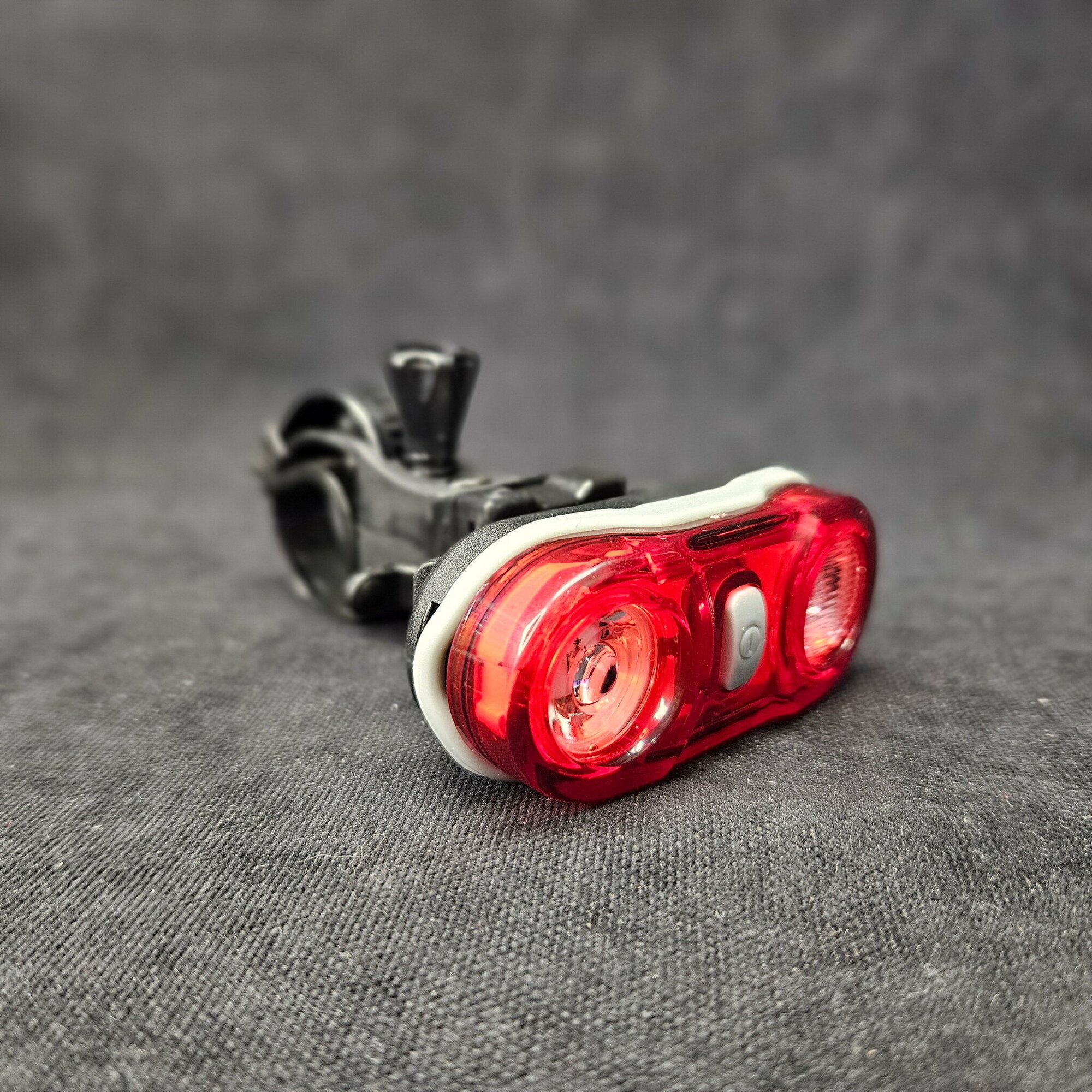 Фонарь задний JING YI, JY-596, 2 диода, 3 режима работы, под батарейки AAA (2 шт), красный свет