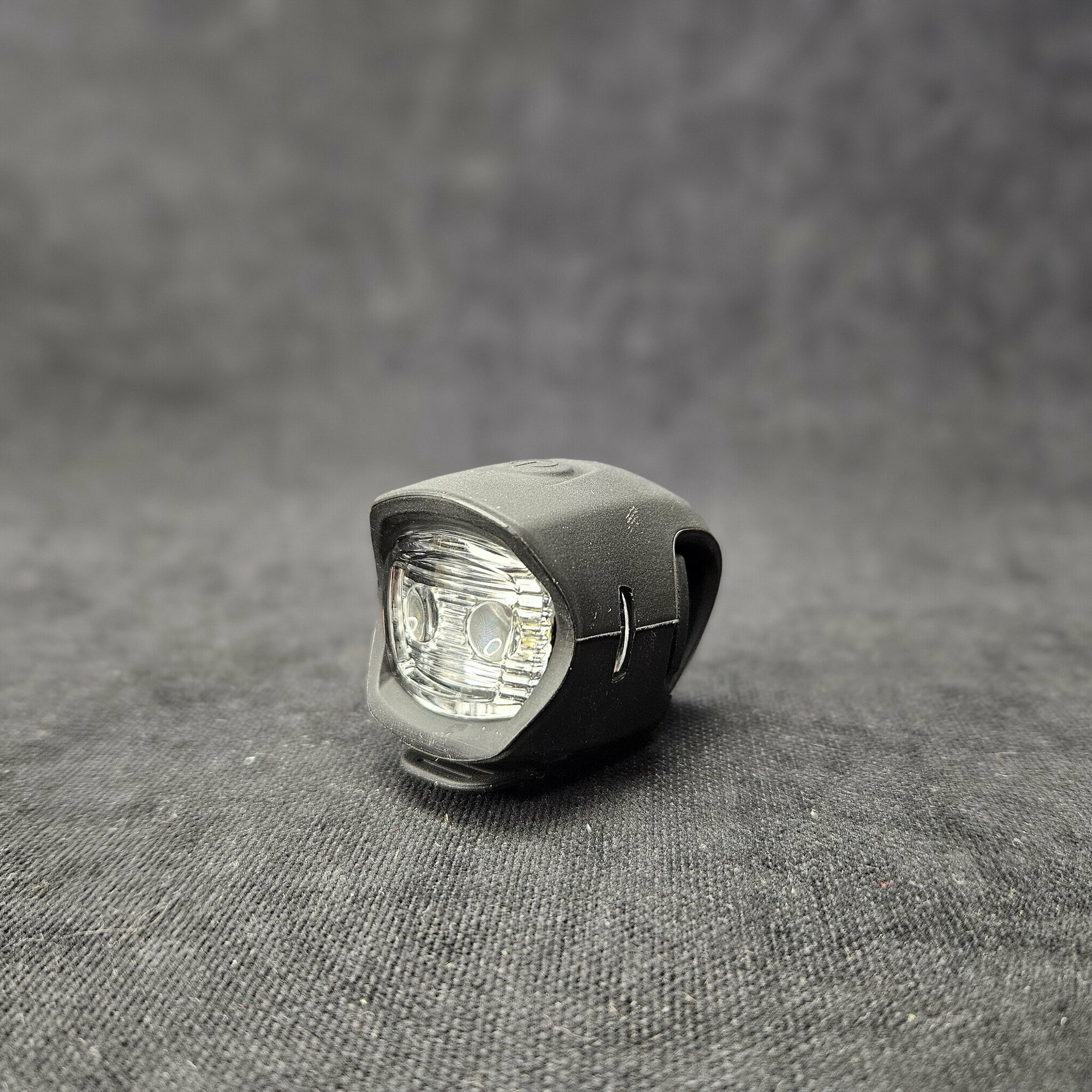 Фонарь передний JING YI, JY-3204F, 2 диода, 2 режима работы, под батарейки CR2032 (2 шт), белый свет