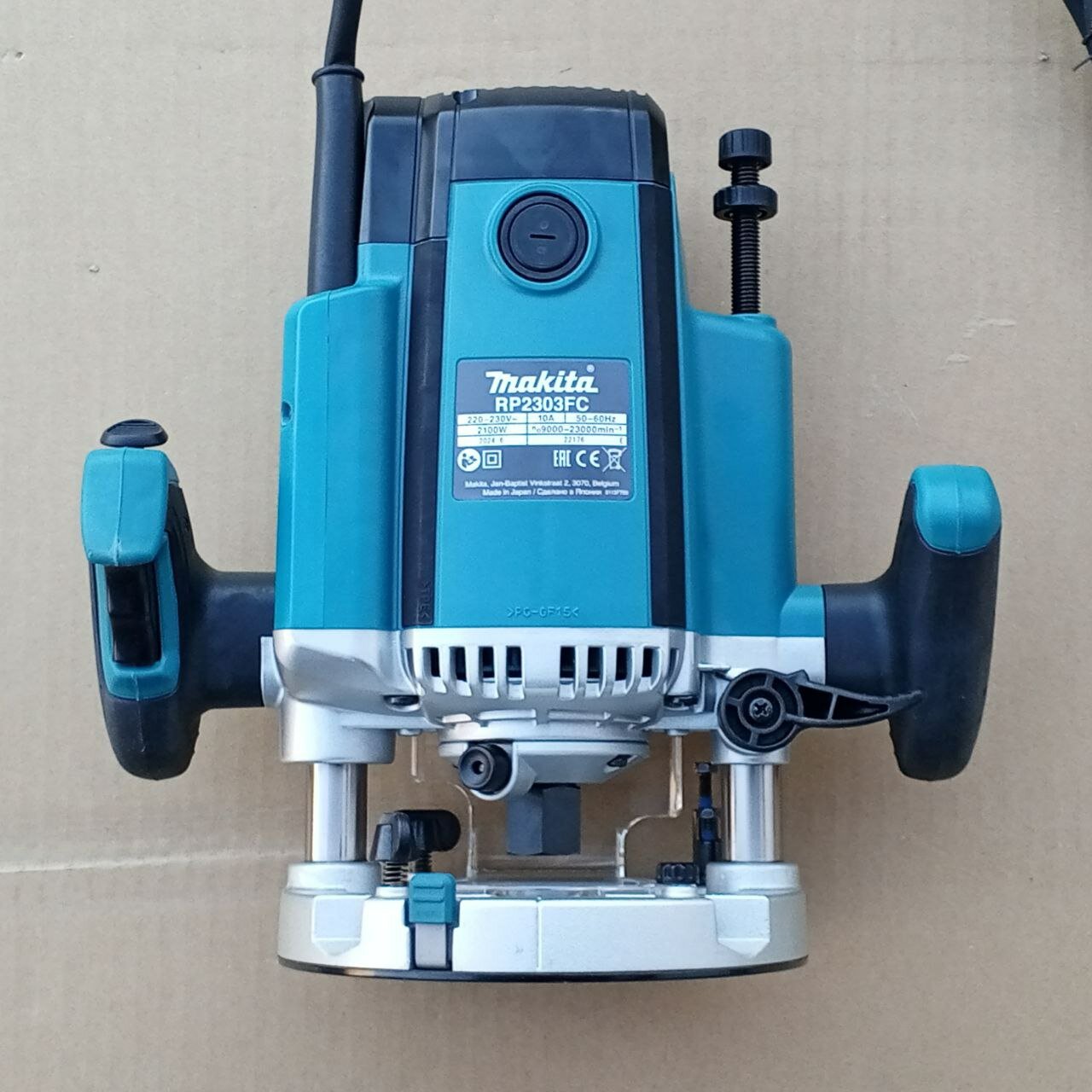 Фрезер Makita RP2303FC02, 2100W, 6-12мм, 70мм, для профессионалов — фото 1