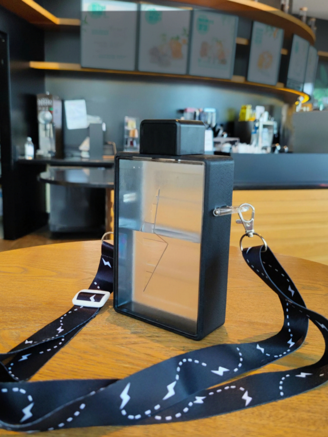 Пластиковая бутылка Lightning - 450 мл, прямоугольная, с ремешком, герметичная